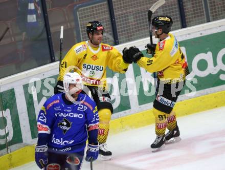 EBEL. Eishockey Bundesliga. EC VSV gegen Vienna Capitals.   Torjubel Holzapfel Riley, Vause Taylor, (Vienna Capitals). Villach, am 2.12.2018.
Foto: Kuess 


---
pressefotos, pressefotografie, kuess, qs, qspictures, sport, bild, bilder, bilddatenbank