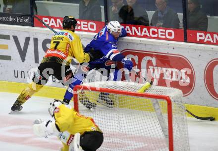 EBEL. Eishockey Bundesliga. EC VSV gegen Vienna Capitals.  Spannring Patrick (VSV), Clark Matthew (Vienna Capitals). Villach, am 2.12.2018.
Foto: Kuess 


---
pressefotos, pressefotografie, kuess, qs, qspictures, sport, bild, bilder, bilddatenbank