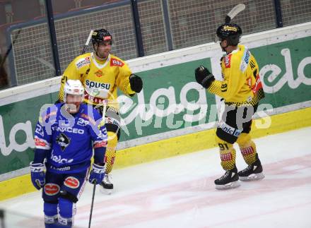 EBEL. Eishockey Bundesliga. EC VSV gegen Vienna Capitals.   Torjubel Holzapfel Riley, Vause Taylor, (Vienna Capitals). Villach, am 2.12.2018.
Foto: Kuess 


---
pressefotos, pressefotografie, kuess, qs, qspictures, sport, bild, bilder, bilddatenbank