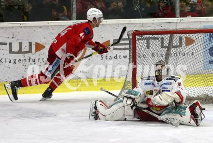 EBEL. Eishockey Bundesliga. KAC gegen	HCB Suedtirol Alperia. Adam Comrie (KAC), Irving Leland (Bozen). Klagenfurt, am 9.12.2018.
Foto: Kuess

---
pressefotos, pressefotografie, kuess, qs, qspictures, sport, bild, bilder, bilddatenbank