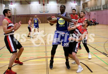 Basketball OEBV Cup. Raiders Villach gegen Swans Gmunden. Ziga Erculj,  (Villach), Torrion Brummit (Gmunden). Villach, am 13.12.2018.
Foto: Kuess
---
pressefotos, pressefotografie, kuess, qs, qspictures, sport, bild, bilder, bilddatenbank