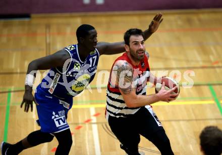 Basketball OEBV Cup. Raiders Villach gegen Swans Gmunden. Jasmin Perkovic,  (Villach), Torrion Brummitt (Gmunden). Villach, am 13.12.2018.
Foto: Kuess
---
pressefotos, pressefotografie, kuess, qs, qspictures, sport, bild, bilder, bilddatenbank