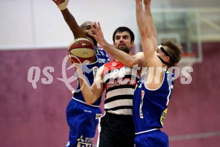 Basketball OEBV Cup. Raiders Villach gegen Swans Gmunden. Antonio Boban,  (Villach), Devin White, Mathias Linortner (Gmunden). Villach, am 13.12.2018.
Foto: Kuess
---
pressefotos, pressefotografie, kuess, qs, qspictures, sport, bild, bilder, bilddatenbank