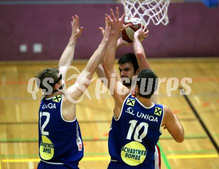 Basketball OEBV Cup. Raiders Villach gegen Swans Gmunden. Antonio Boban, (Villach), Mathias Linortner, Toni Blazan  (Gmunden). Villach, am 13.12.2018.
Foto: Kuess
---
pressefotos, pressefotografie, kuess, qs, qspictures, sport, bild, bilder, bilddatenbank