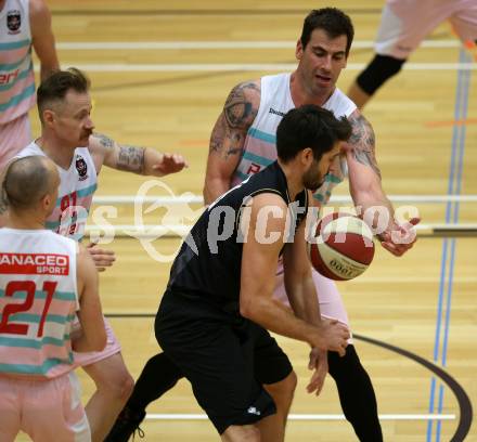 Basketball 2. Bundesliga. Grunddurchgang 11. Runde. Raiders Villach gegen Woerthersee Piraten.  Jasmin Perkovic, (Villach),  Daniel Gspandl  (Piraten). Klagenfurt, am 16.12.2018.
Foto: Kuess
---
pressefotos, pressefotografie, kuess, qs, qspictures, sport, bild, bilder, bilddatenbank