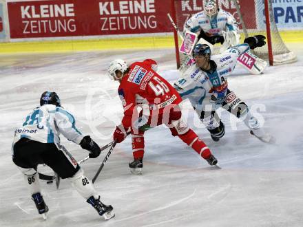 EBEL. Eishockey Bundesliga. KAC gegen	EHC Liwest Black Wings Linz. Johannes Bischofberger,  (KAC), Mario Altmann, Dan DaSilva (Linz). Klagenfurt, am 21.12.2018.
Foto: Kuess

---
pressefotos, pressefotografie, kuess, qs, qspictures, sport, bild, bilder, bilddatenbank