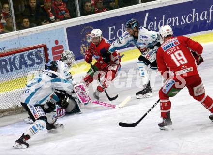 EBEL. Eishockey Bundesliga. KAC gegen	EHC Liwest Black Wings Linz.  Matthew Neal,  (KAC), Mario Altmann, David Kickert (Linz). Klagenfurt, am 21.12.2018.
Foto: Kuess

---
pressefotos, pressefotografie, kuess, qs, qspictures, sport, bild, bilder, bilddatenbank