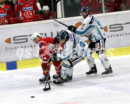 EBEL. Eishockey Bundesliga. KAC gegen	EHC Liwest Black Wings Linz. Stefan Geier,  (KAC), Bracken Kearns, Andreas Kristler (Linz). Klagenfurt, am 21.12.2018.
Foto: Kuess

---
pressefotos, pressefotografie, kuess, qs, qspictures, sport, bild, bilder, bilddatenbank