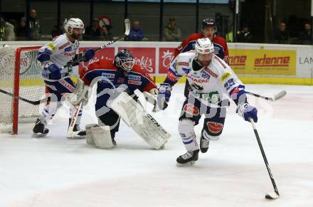 EBEL. Eishockey Bundesliga. EC VSV gegen KHL Medvescak Zagreb. Markus Schlacher,  (VSV), Vilim Rosandic (Zagreb). Villach, am 26.12.2018.
Foto: Kuess 


---
pressefotos, pressefotografie, kuess, qs, qspictures, sport, bild, bilder, bilddatenbank