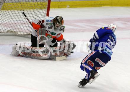 EBEL. Eishockey Bundesliga. EC VSV gegen Moser Medical Graz99ers.   Markus Schlacher,  (VSV), Robin Rahm (Graz). Villach, am 30.12.2018.
Foto: Kuess 


---
pressefotos, pressefotografie, kuess, qs, qspictures, sport, bild, bilder, bilddatenbank