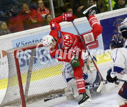 EBEL. Eishockey Bundesliga. KAC gegen	KHL Medvescak Zagreb. Nicholas Petersen,  (KAC),  Tihomir Filipec (Zagreb). Klagenfurt, am 8.1.2019.
Foto: Kuess

---
pressefotos, pressefotografie, kuess, qs, qspictures, sport, bild, bilder, bilddatenbank