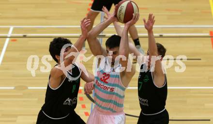 Basketball 2. Bundesliga. Grunddurchgang 15. Runde. Raiders Villach gegen Deutsch Wagram Alligators.  Antonio Boban (Villach),   David Rados, Jan Paul Kvasnicka (Deutsch Wagram Alligators). Klagenfurt, am 20.1.2019.
Foto: Kuess
---
pressefotos, pressefotografie, kuess, qs, qspictures, sport, bild, bilder, bilddatenbank