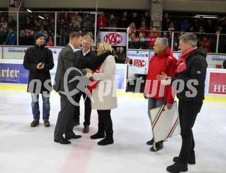 EBEL. Eishockey Bundesliga. KAC gegen	HC Orli Znojmo. Ehrung Jamie Lundmark. Johannes Reichel, Dietmar Krenn, Jamie Lundmark,  Maria-Luise Mathiaschitz, Juergen Pfeiler, Arno Arthofer. Klagenfurt, am 27.1.2019.
Foto: Kuess

---
pressefotos, pressefotografie, kuess, qs, qspictures, sport, bild, bilder, bilddatenbank