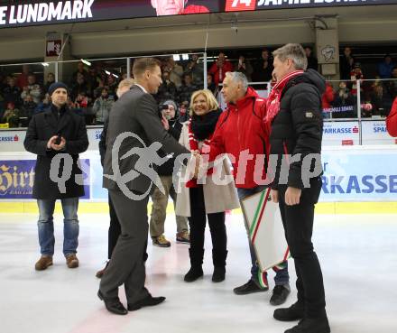 EBEL. Eishockey Bundesliga. KAC gegen	HC Orli Znojmo. Ehrung Jamie Lundmark. Johannes Reichel, Dietmar Krenn,  Maria-Luise Mathiaschitz, Juergen Pfeiler, Jamie Lundmark,  Arno Arthofer. Klagenfurt, am 27.1.2019.
Foto: Kuess

---
pressefotos, pressefotografie, kuess, qs, qspictures, sport, bild, bilder, bilddatenbank