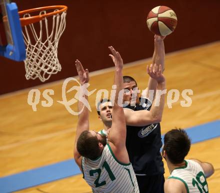 Basketball 2. Bundesliga. Grunddurchgang 16. Runde. KOS Celovec gegen   	BBC Nord Dragonz. Jaka Stemberger (KOS), Attila Hegedues (BBC Nord Dragonz). Klagenfurt, am 27.1.2019.
Foto: Kuess
---
pressefotos, pressefotografie, kuess, qs, qspictures, sport, bild, bilder, bilddatenbank