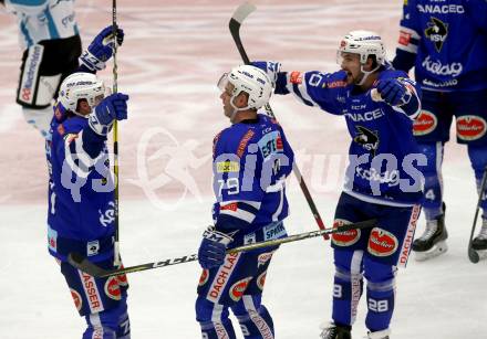 EBEL. Eishockey Bundesliga. EC VSV gegen EHC Liwest Black Wings Linz.   Torjubel Blaine Down, Jason Desantis, Johann Lars Olof Eriksson (VSV). 
Foto: Kuess 


---
pressefotos, pressefotografie, kuess, qs, qspictures, sport, bild, bilder, bilddatenbank