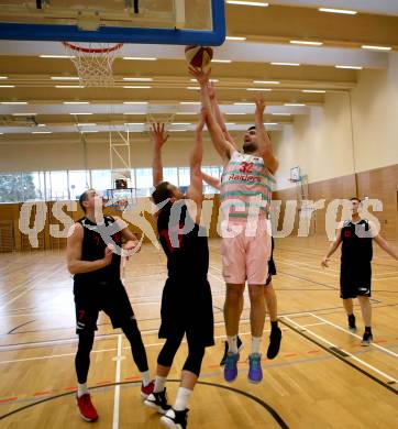 Basketball 2. Bundesliga. Grunddurchgang 15. Runde. Raiders Villach gegen Mistelbach Mustangs.  Antonio Boban (Villach),  Michal Jedovnicky (Mistelbach Mustangs). Klagenfurt, am 3.3.2019.
Foto: Kuess
---
pressefotos, pressefotografie, kuess, qs, qspictures, sport, bild, bilder, bilddatenbank