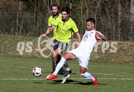 Fussball. Kaerntner Liga. ATUS Ferlach gegen Lind. Abian Jose Serrano Davila, (Ferlach),  Rene Loeschnig (Lind). Ferlach, am 30.3.2019.
Foto: Kuess
---
pressefotos, pressefotografie, kuess, qs, qspictures, sport, bild, bilder, bilddatenbank