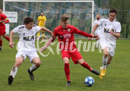 Fussball 1. Klasse A. Doelsach gegen Hermagor.  Philipp Hochegger, Julian Wallner, (Doelsach),  Jan Logar (Hermagor). Doelsach, am 6.4.2019.
Foto: Kuess
---
pressefotos, pressefotografie, kuess, qs, qspictures, sport, bild, bilder, bilddatenbank