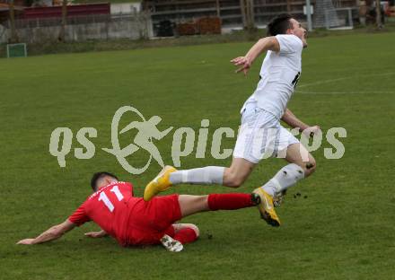 Fussball 1. Klasse A. Doelsach gegen Hermagor.  Julian Wallner,  (Doelsach),  Sebastian Kotz (Hermagor). Doelsach, am 6.4.2019.
Foto: Kuess
---
pressefotos, pressefotografie, kuess, qs, qspictures, sport, bild, bilder, bilddatenbank