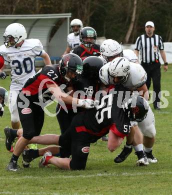 American Football. AFL Division I. Carinthian Lions	gegen Cineplexx Blue Devils. Andreas Wiedenbauer,  (Carinthian Lions), Fabio DiRosa (Blue Devils). Klagenfurt, am 7.4.2019.
Foto: Kuess 
---
pressefotos, pressefotografie, kuess, qs, qspictures, sport, bild, bilder, bilddatenbank