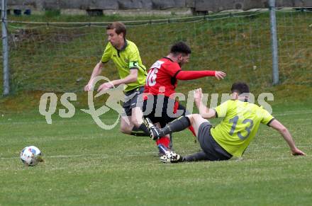 Fussball. Kaerntner Liga. Lind gegen SK Maria Saal.  Lukas Gritschacher, Marco Ebner,  (Lind), Andreas Schawarz (SK Maria Saal). Bleiburg, 13.4.2019.
Foto: Kuess 
---
pressefotos, pressefotografie, kuess, qs, qspictures, sport, bild, bilder, bilddatenbank