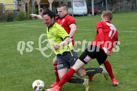 Fussball. Kaerntner Liga. Lind gegen SK Maria Saal.  David Obweger (Lind),  Zoran Jorgic, Raphael Wintersteiger (SK Maria Saal). Bleiburg, 13.4.2019.
Foto: Kuess 
---
pressefotos, pressefotografie, kuess, qs, qspictures, sport, bild, bilder, bilddatenbank