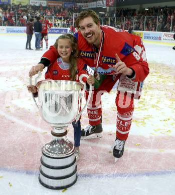 EBEL. Eishockey Bundesliga. KAC gegen	spusu Vienna Capitals. Meisterjubel  Nicholas Eric Petersen mit Tochter (KAC). Klagenfurt, am 24.4.2019.
Foto: Kuess

---
pressefotos, pressefotografie, kuess, qs, qspictures, sport, bild, bilder, bilddatenbank
