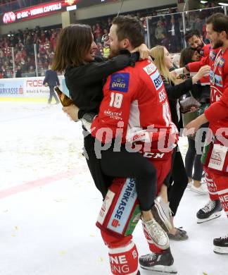 EBEL. Eishockey Bundesliga. KAC gegen	spusu Vienna Capitals. Meisterjubel  Geier Stephan mit Freundin Verena (KAC). Klagenfurt, am 24.4.2019.
Foto: Kuess

---
pressefotos, pressefotografie, kuess, qs, qspictures, sport, bild, bilder, bilddatenbank