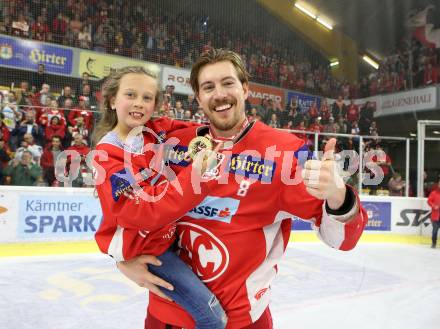 EBEL. Eishockey Bundesliga. KAC gegen	spusu Vienna Capitals. Meisterjubel  Nicholas Eric Petersen mit Tochter (KAC). Klagenfurt, am 24.4.2019.
Foto: Kuess

---
pressefotos, pressefotografie, kuess, qs, qspictures, sport, bild, bilder, bilddatenbank