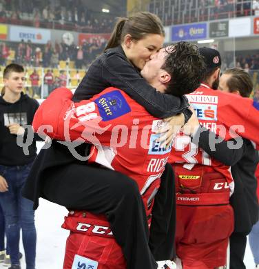 EBEL. Eishockey Bundesliga. KAC gegen	spusu Vienna Capitals. Meisterjubel  Marco Richter mit Freundin (KAC). Klagenfurt, am 24.4.2019.
Foto: Kuess

---
pressefotos, pressefotografie, kuess, qs, qspictures, sport, bild, bilder, bilddatenbank