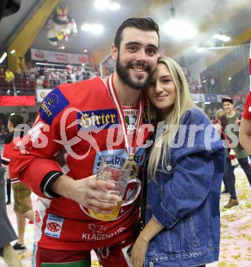 EBEL. Eishockey Bundesliga. KAC gegen	spusu Vienna Capitals. Meisterjubel  Steven Strong mit Freundin (KAC). Klagenfurt, am 24.4.2019.
Foto: Kuess

---
pressefotos, pressefotografie, kuess, qs, qspictures, sport, bild, bilder, bilddatenbank