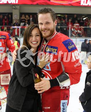 EBEL. Eishockey Bundesliga. KAC gegen	spusu Vienna Capitals. Meisterjubel  Geier Stephan mit Freundin Verena (KAC). Klagenfurt, am 24.4.2019.
Foto: Kuess

---
pressefotos, pressefotografie, kuess, qs, qspictures, sport, bild, bilder, bilddatenbank