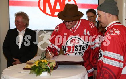 EBEL. Eishockey Bundesliga. Meisterfeier KAC.   Adam Comrie. Klagenfurt, am 29.4.2019.
Foto: Kuess
---
pressefotos, pressefotografie, kuess, qs, qspictures, sport, bild, bilder, bilddatenbank