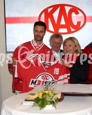 EBEL. Eishockey Bundesliga. Meisterfeier KAC.   David Joseph Fischer, Dietmar Krenn, Buergermeisterin Maria Luise Mathiaschitz. Klagenfurt, am 29.4.2019.
Foto: Kuess
---
pressefotos, pressefotografie, kuess, qs, qspictures, sport, bild, bilder, bilddatenbank