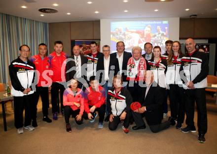 Tischtennis. Pressekonferenz des Oesterreichischen Tischtennisverbandes.  Qin Zhijian, Liu Yan Jun,  Li Sun, Stefan Fegerl, Peter Eckel, Karl Jindrak, Hans Friedinger, Karl Waldhauser,  Karoline Mischek,  Andreas Levenko, Sofia Polcanova,  Daniel Habesohn; vorne: Ding Ning, Fan Zhendong, Qian Qian-Li  . Egg, Faaker See, 11.4.2019.
Foto: Kuess
---
pressefotos, pressefotografie, kuess, qs, qspictures, sport, bild, bilder, bilddatenbank