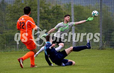 Fussball Unterliga Ost. Ludmannsdorf gegen Eisenkappel. Wilhelm Sandner, Marco Spendier, (Ludmannsdorf),  David Writzl  (Eisenkappel). Ludmannsdorf, am 19.5.2018.
Foto: Kuess
---
pressefotos, pressefotografie, kuess, qs, qspictures, sport, bild, bilder, bilddatenbank