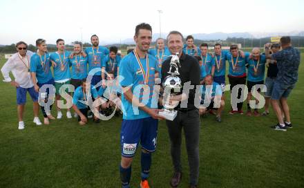 Fussball. Kaerntner Liga. Woelfnitz gegen ATSV Wolfsberg. Patrick Pfennich, (Wolfsberg), Klaus Mitterdorfer (Praesident Kaerntner Fussballverband). Woelfnitz, 14.6.2019.
Foto: Kuess
---
pressefotos, pressefotografie, kuess, qs, qspictures, sport, bild, bilder, bilddatenbank