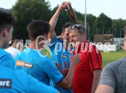 Fussball. Kaerntner Liga. Woelfnitz gegen ATSV Wolfsberg. Bierdusche fuer Trainer Helmut Kirisits  (Wolfsberg). Woelfnitz, 14.6.2019.
Foto: Kuess
---
pressefotos, pressefotografie, kuess, qs, qspictures, sport, bild, bilder, bilddatenbank