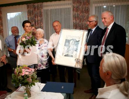 Leichtathletik. Ehrung Robert Kropiunik. Julius-Kugy-Preis.  Claudia Kropiunik, Aloisia Kropiunik, Robert Kropiunik,  Reinhart Rohr, Bernard Sadovnik. Ludmannsdorf, 2.7.2019.
Foto: Kuess
---
pressefotos, pressefotografie, kuess, qs, qspictures, sport, bild, bilder, bilddatenbank