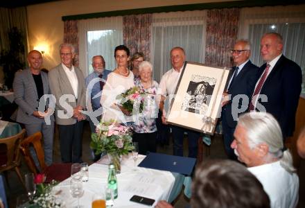 Leichtathletik. Ehrung Robert Kropiunik. Julius-Kugy-Preis.  Heribert Kulmesch, Reginald Vospernik, Zalka Kuchling, vorne: Claudia Kropiunik, Aloisia Kropiunik, Robert Kropiunik,  Reinhart Rohr, Bernard Sadovnik. Ludmannsdorf, 2.7.2019.
Foto: Kuess
---
pressefotos, pressefotografie, kuess, qs, qspictures, sport, bild, bilder, bilddatenbank