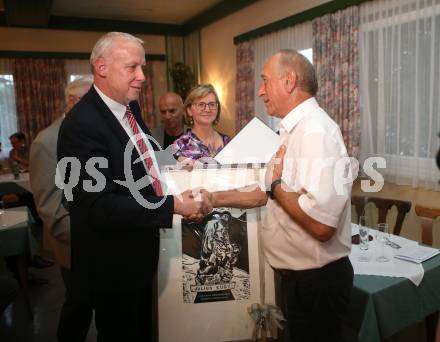 Leichtathletik. Ehrung Robert Kropiunik. Julius-Kugy-Preis.  Bernard Sadovnik, Robert Kropiunik. Ludmannsdorf, 2.7.2019.
Foto: Kuess
---
pressefotos, pressefotografie, kuess, qs, qspictures, sport, bild, bilder, bilddatenbank