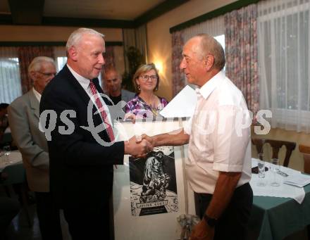 Leichtathletik. Ehrung Robert Kropiunik. Julius-Kugy-Preis.  Bernard Sadovnik, Robert Kropiunik. Ludmannsdorf, 2.7.2019.
Foto: Kuess
---
pressefotos, pressefotografie, kuess, qs, qspictures, sport, bild, bilder, bilddatenbank