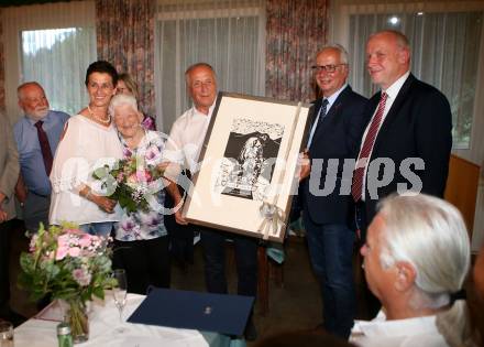 Leichtathletik. Ehrung Robert Kropiunik. Julius-Kugy-Preis.  Claudia Kropiunik, Aloisia Kropiunik, Robert Kropiunik,  Reinhart Rohr, Bernard Sadovnik. Ludmannsdorf, 2.7.2019.
Foto: Kuess
---
pressefotos, pressefotografie, kuess, qs, qspictures, sport, bild, bilder, bilddatenbank