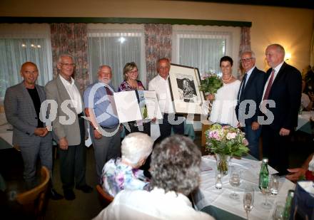 Leichtathletik. Ehrung Robert Kropiunik. Julius-Kugy-Preis.  Heribert Kulmesch, Reginald Vospernik, Zalka Kuchling, Robert Kropiunik, Claudia Kropiunik,  Reinhart Rohr, Bernard Sadovnik. Ludmannsdorf, 2.7.2019.
Foto: Kuess
---
pressefotos, pressefotografie, kuess, qs, qspictures, sport, bild, bilder, bilddatenbank