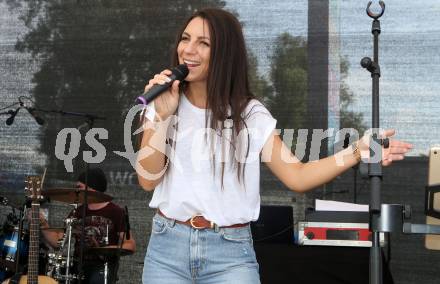 Fussball 2. Liga. Eroeffnungsfeier SK Austria Klagenfurt.   Stephanie Davis. Klagenfurt, am 13.7.2019.
Foto: Kuess
---
pressefotos, pressefotografie, kuess, qs, qspictures, sport, bild, bilder, bilddatenbank