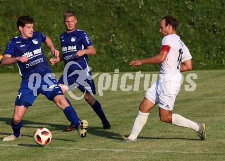 Fussball Kaerntner Liga. Maria Saal gegen Treibach.  Bernhard Walzl (Maria Saal), Hanno Ulrich Wachernig  (Treibach). Maria Saal, am 10.8.2019.
Foto: Kuess
www.qspictures.net
---
pressefotos, pressefotografie, kuess, qs, qspictures, sport, bild, bilder, bilddatenbank
