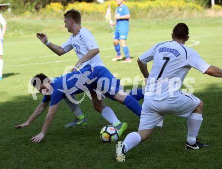 Fussball 2. KLasse C. SG Krumpendorf/Poertschach gegen Himmelberg.  Nico Wedenig (Krumpendorf),  Bernd Faschinger, Philipp Ebner  (Himmelberg). Krumpendorf, am 11.8.2019.
Foto: Kuess
www.qspictures.net
---
pressefotos, pressefotografie, kuess, qs, qspictures, sport, bild, bilder, bilddatenbank