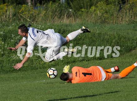 Fussball 2. KLasse C. SG Krumpendorf/Poertschach gegen Himmelberg.  Stefan Pickert, (Krumpendorf), Philipp Ebner  (Himmelberg). Krumpendorf, am 11.8.2019.
Foto: Kuess
www.qspictures.net
---
pressefotos, pressefotografie, kuess, qs, qspictures, sport, bild, bilder, bilddatenbank