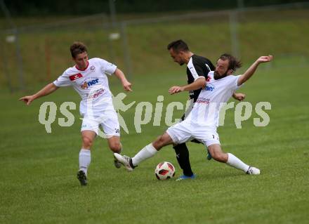 Fussball. Kaerntner Liga. Maria Saal gegen Dellach/Gail.  Marco Raunegger, Roland Krenn (Maria Saal),  Vahid Muharemovic (Dellach). Maria Saal, 24.8.2019.
Foto: Kuess
www.qspictures.net
---
pressefotos, pressefotografie, kuess, qs, qspictures, sport, bild, bilder, bilddatenbank